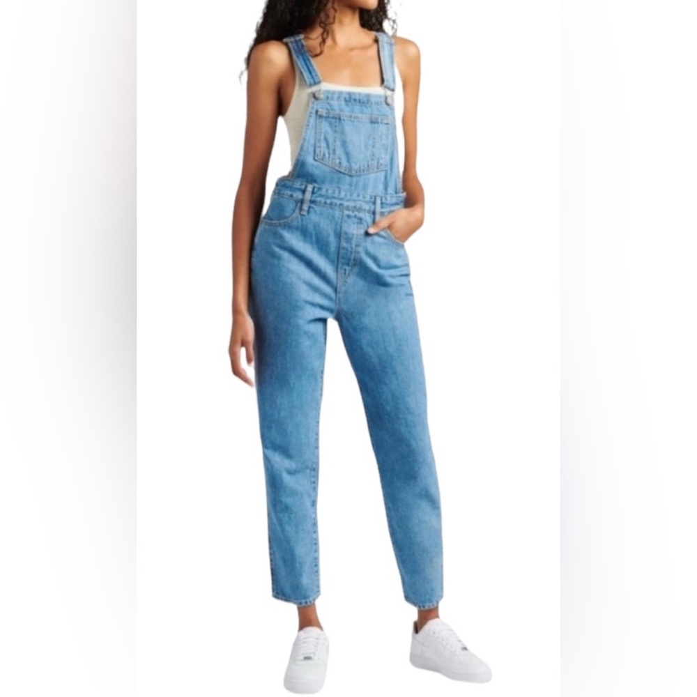 Levi's Women’s Relaxed Fit, Tapered Leg Overalls in Med Wash, Side Zipper, EUC